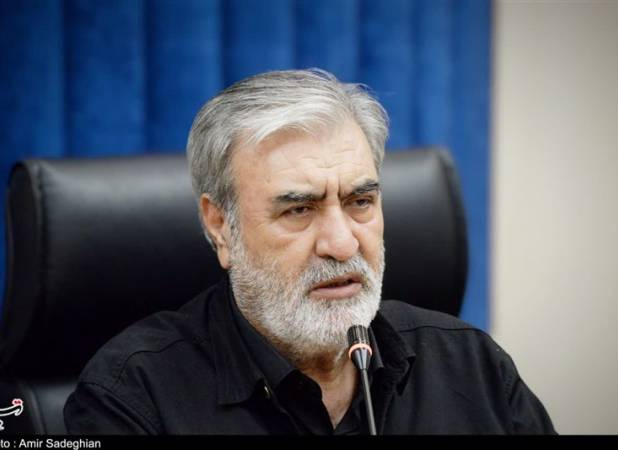 عزیزی: آمریکا با عذرخواهی از مردم ایران، منطقه را ترک خواهند کرد