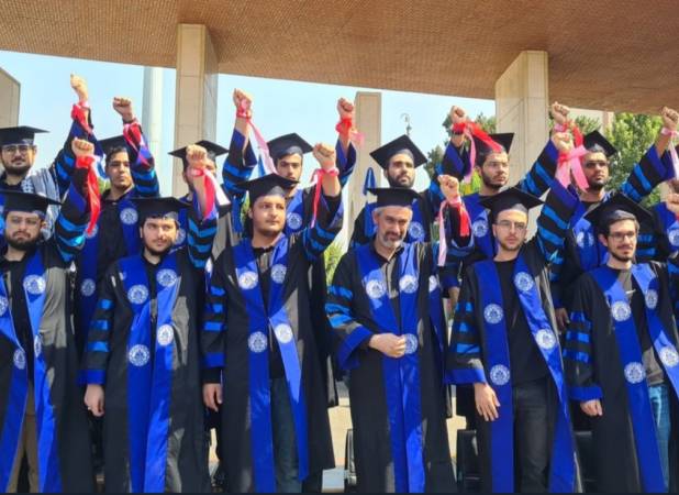 حضور وزیر اقتصاد با شریفی‌ها در تشییع پیکر رهبر شهید