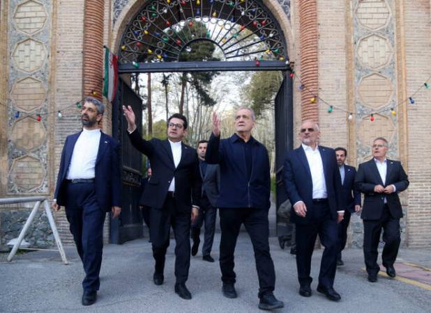  بازدید رئیس جمهور از اماکن تاریخی آسیب دیده در جنگ